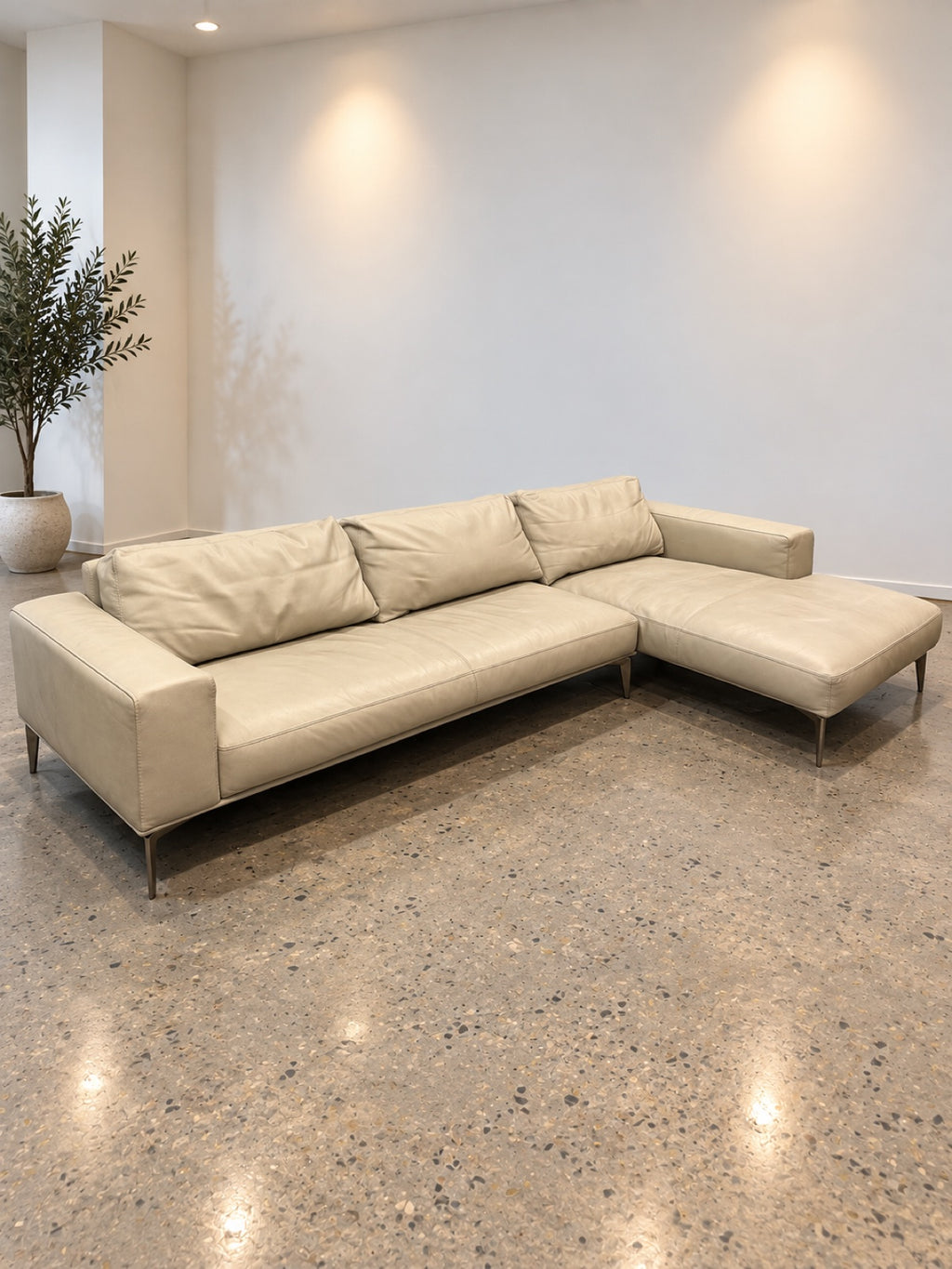 Artefacto Leather Chaise Sectional - front view
